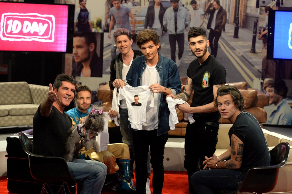Simon Cowell with One Direction members Liam Payne, Niall Horan, Louis Tomlinson, Zayn Malik, and Harry Styles on the set of 1D Day.