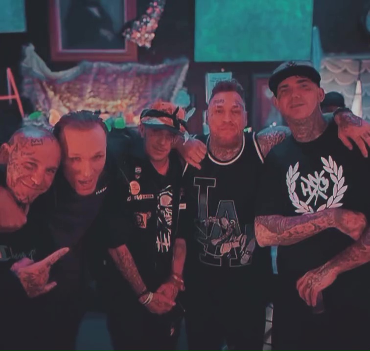 Peter Greene (center) smiling in a group photo posted Oct. 25, 2025 by musician @tonyslippaz on Instagram.