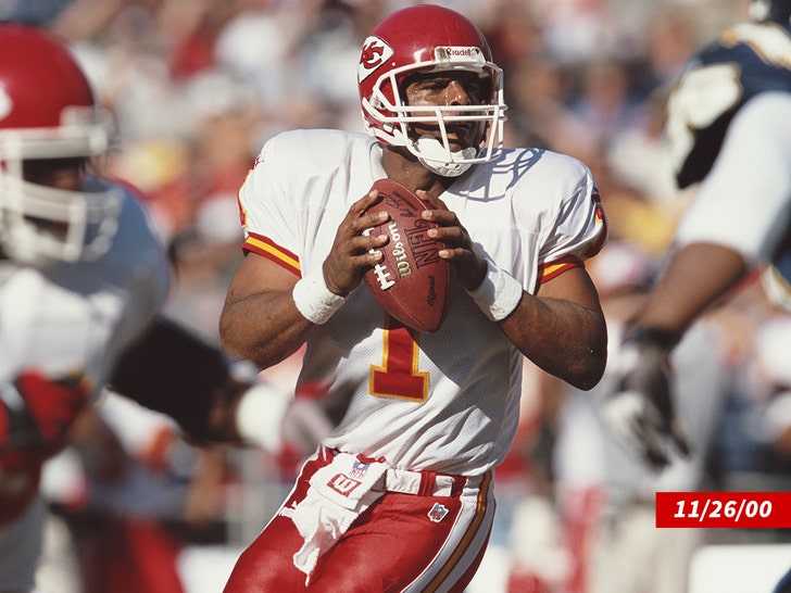 Warren Moon, who made his final NFL start at 44, during his playing days (Getty)