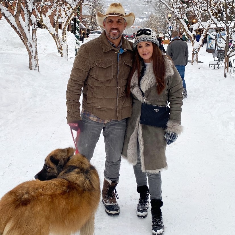 Kyle Richards and Mauricio Umansky posing with their dog in the snow.