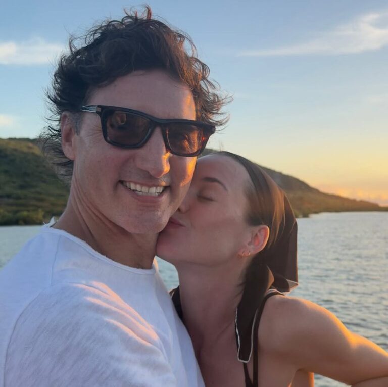 Katy Perry kissing Justin Trudeau on the cheek.