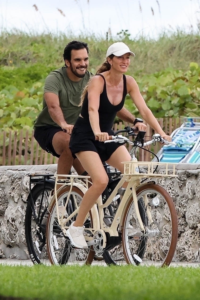 Gisele Bundchen practicing jiu-jitsu with Joaquim Valente