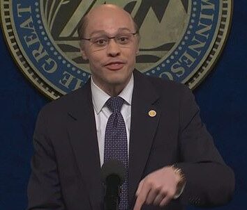 Pete Davidson made a surprise return to SNL, using the milestone episode to portray Border Czar Tom Homan in a sketch that mocked ICE leadership and federal enforcement tactics - DailyMailUS