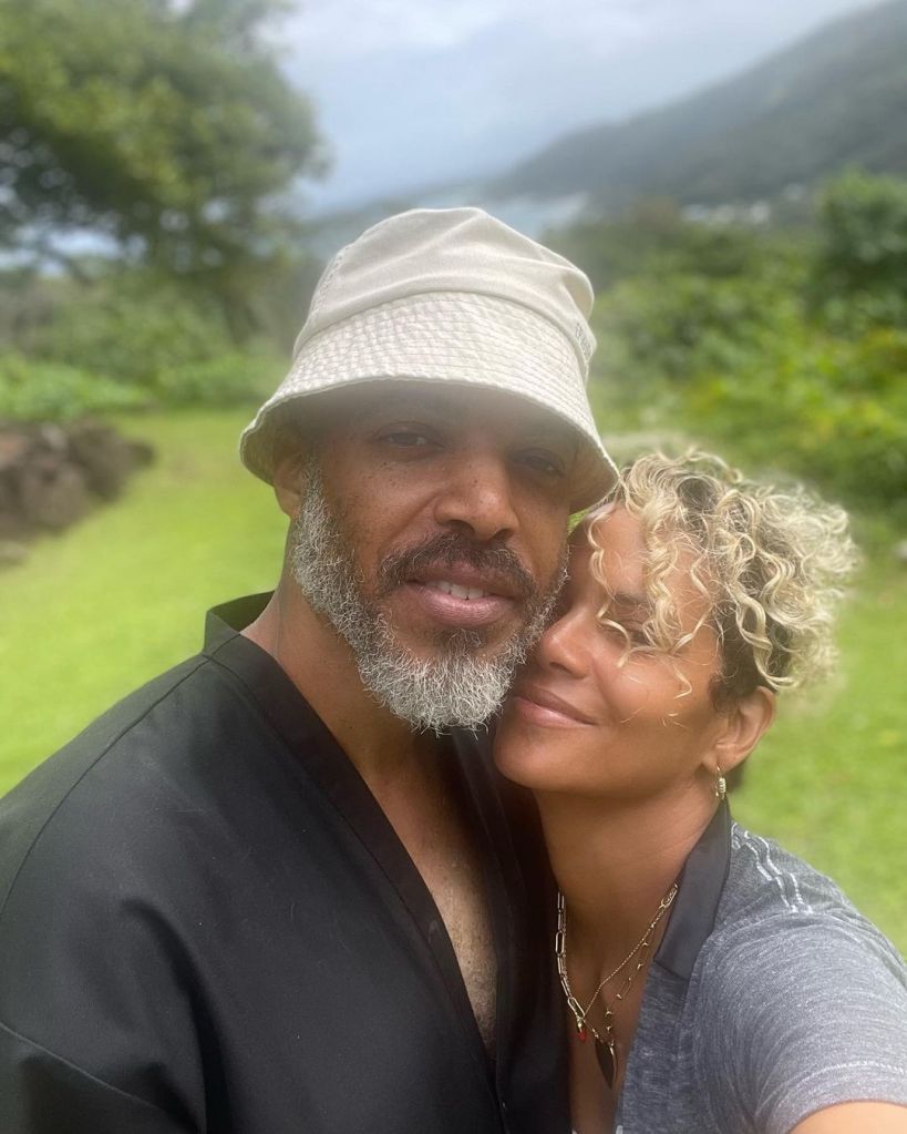 Halle Berry and Van Hunt pose closely together in a selfie.